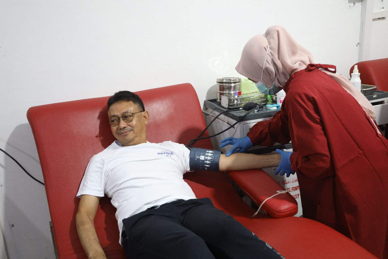 Wali Kota Pontianak, Edi Rusdi Kamtono ikut mendonorkan darah pada kegiatan donor darah HUT ke-52 Korpri di PMI Kota Pontianak. (Foto: Prokopim/Kominfo Pontianak)