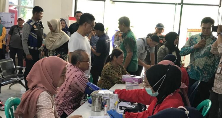 Wali Kota Pontianak, Edi Rusdi Kamtono melihat para ASN yang mendaftarkan diri untuk donor darah HUT ke-52 Korpri. (Foto: Prokopim/Kominfo Pontianak)