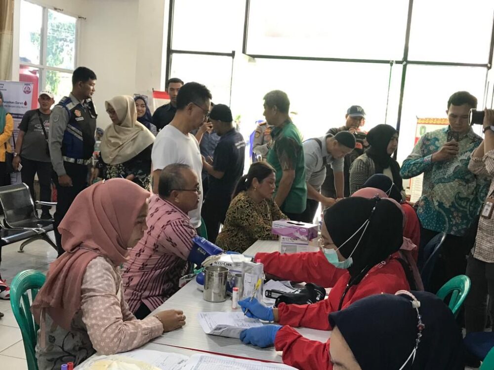 Wali Kota Pontianak, Edi Rusdi Kamtono melihat para ASN yang mendaftarkan diri untuk donor darah HUT ke-52 Korpri. (Foto: Prokopim/Kominfo Pontianak)