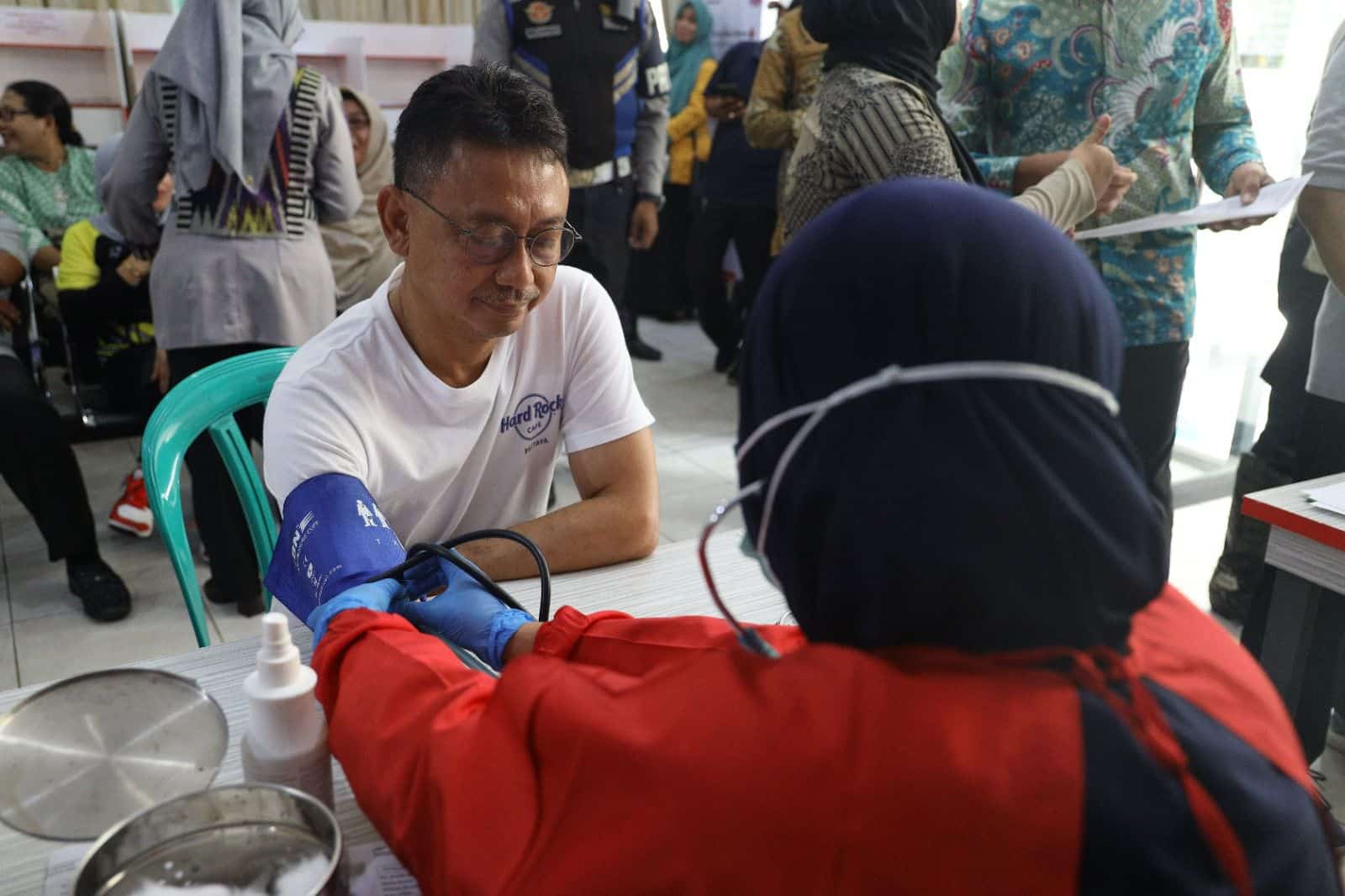 Wali Kota Pontianak, Edi Rusdi Kamtono menjalani pemeriksaan kesehatan sebelum dilakukan donor darah. (Foto: Prokopim/Kominfo Pontianak)