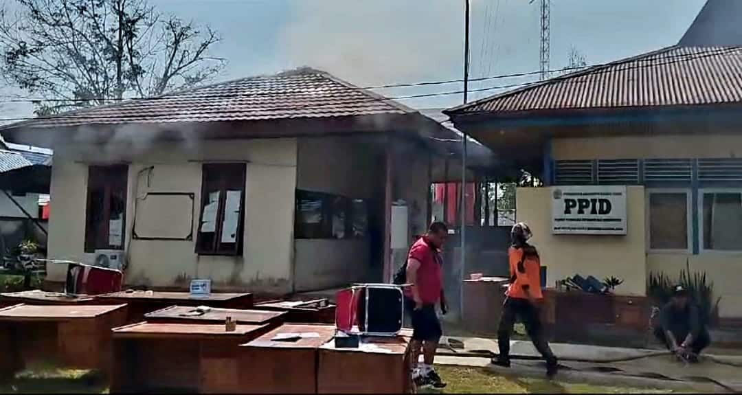 Kantor Dinas Komunikasi dan Informatika Kabupaten Kayong Utara terbakar, pada Jumat (27/10/2023) siang. (Foto: Santo)