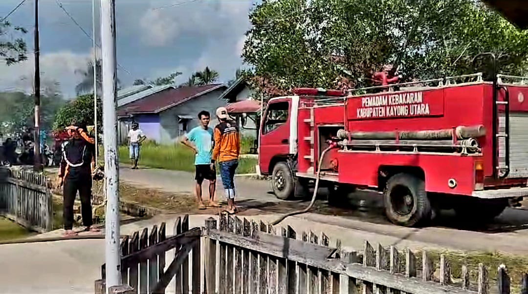 Petugas melakukan upaya pemadaman api di Kantor Dinas Komunikasi dan Informatika Kabupaten Kayong Utara. (Foto: Santo)