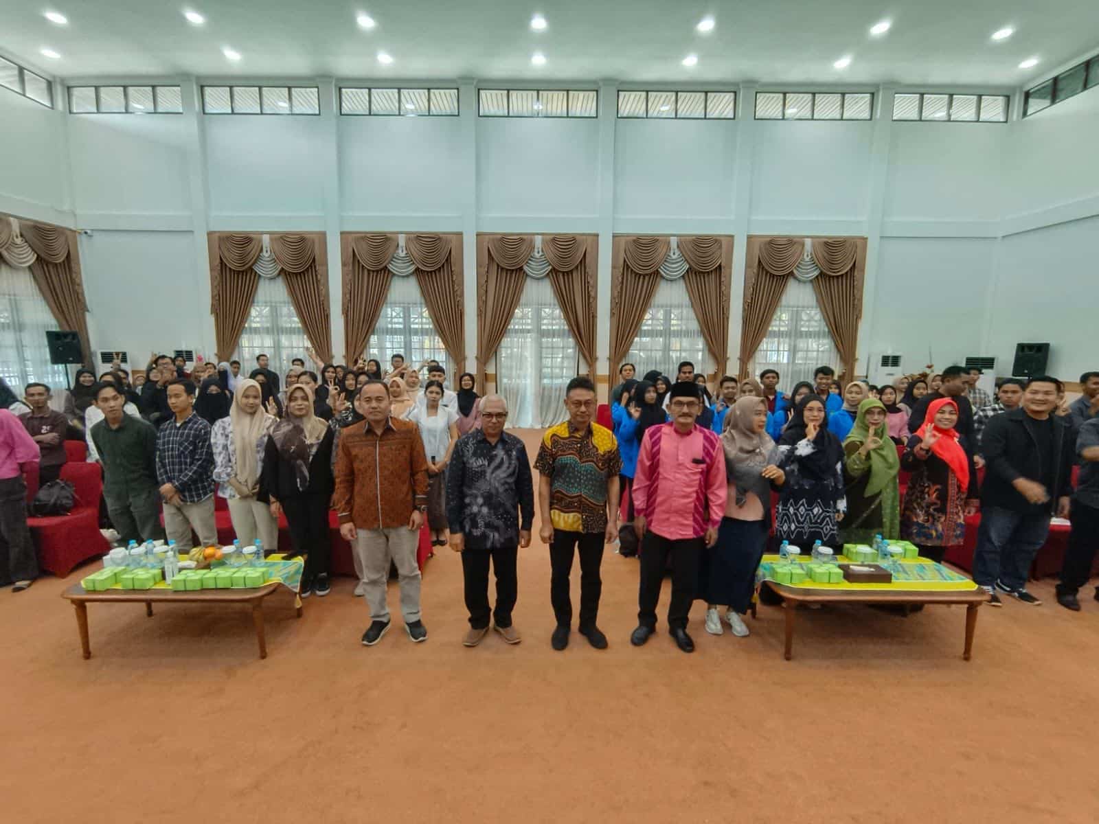 Wali Kota Pontianak, Edi Rusdi Kamtono berfoto bersama seluruh peserta Sekolah Kebangsaan dengan tema 'Pemilih Pemula: Cerdas Memilih Bebas Hoax'. (Foto: Prokopim Pontianak)