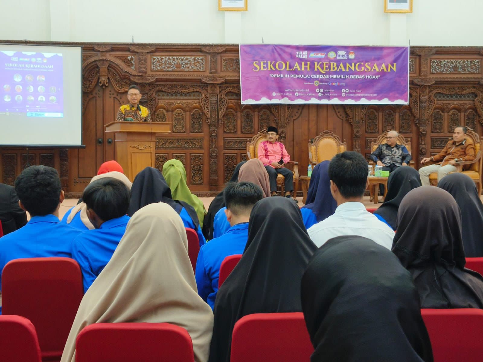 Wali Kota Pontianak, Edi Rusdi Kamtono menyampaikan sambutan pada Sekolah Kebangsaan bertema "Pemilih Pemula: Cerdas Memilih Bebas Hox". (Foto: Prokopim Pontianak)