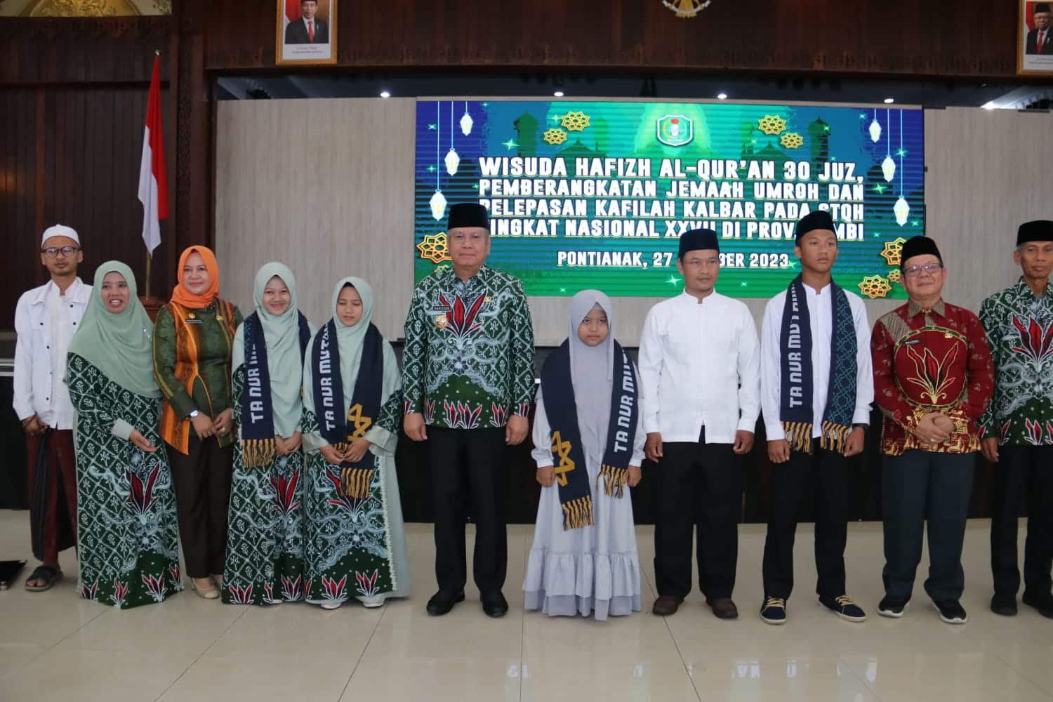 Pj Gubernur Kalbar, Harisson foto bersama di sela-sela mewisuda 74 hafidz dan hafidzah untuk hafalan 30 juz, di Pendopo Gubernur Kalimantan Barat, Jumat (27/10/2023). (Foto: Jauhari)