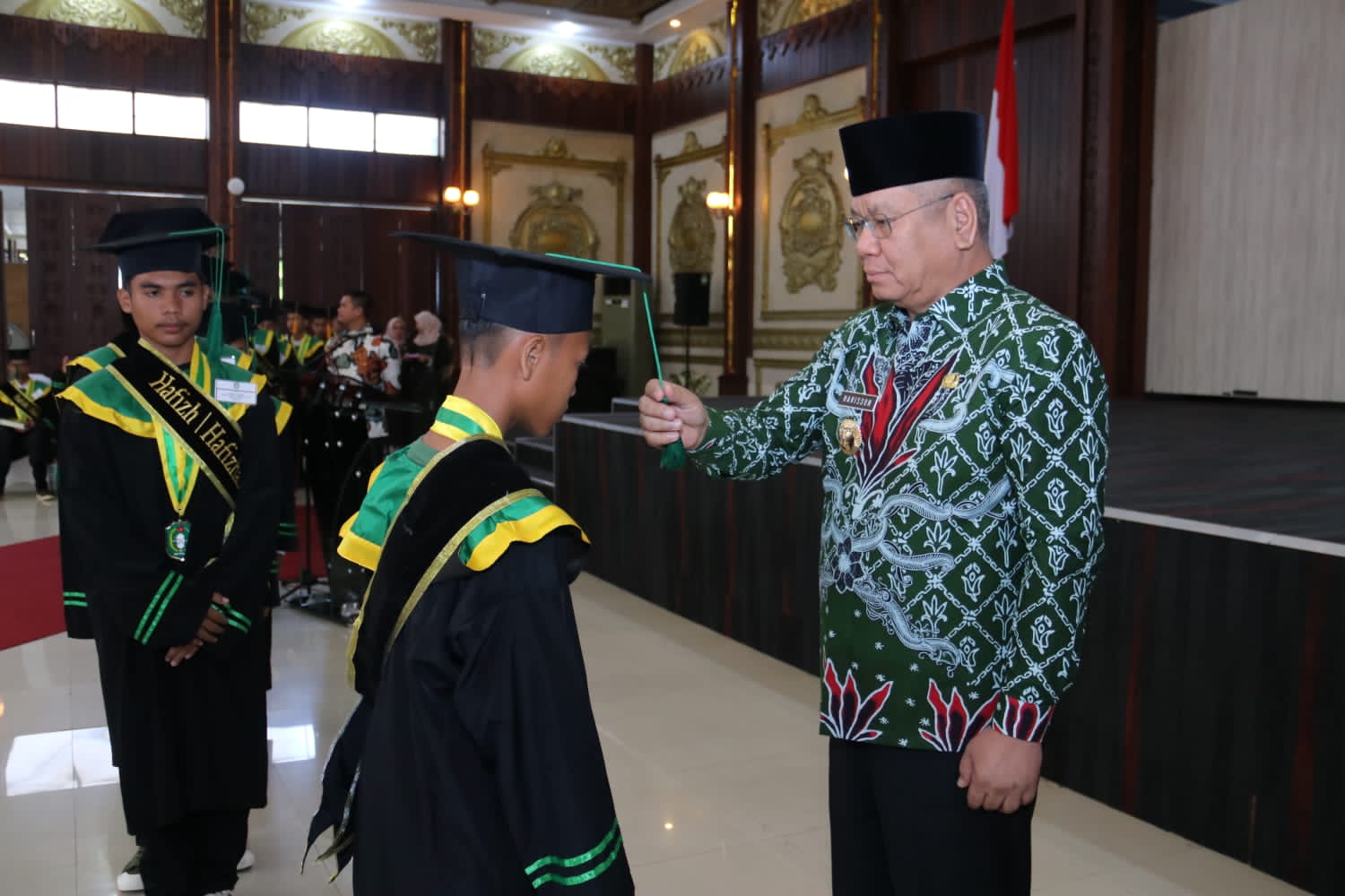 Pj Gubernur Kalbar, Harisson mewisuda sebanyak 74 hafidz dan hafidzah untuk hafalan 30 juz, di Pendopo Gubernur Kalimantan Barat, Jumat (27/10/2023). (Foto: Jauhari)