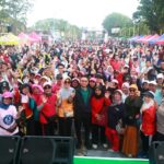 Wali Kota Pontianak, Edi Rusdi Kamtono foto bersama seluruh peserta jalan sehat Fun Walk memperingati Hari Jadi ke-252 Pontianak. (Foto: Kominfo/Prokopim Pontianak)