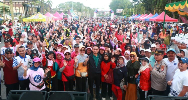 Wali Kota Pontianak, Edi Rusdi Kamtono foto bersama seluruh peserta jalan sehat Fun Walk memperingati Hari Jadi ke-252 Pontianak. (Foto: Kominfo/Prokopim Pontianak)