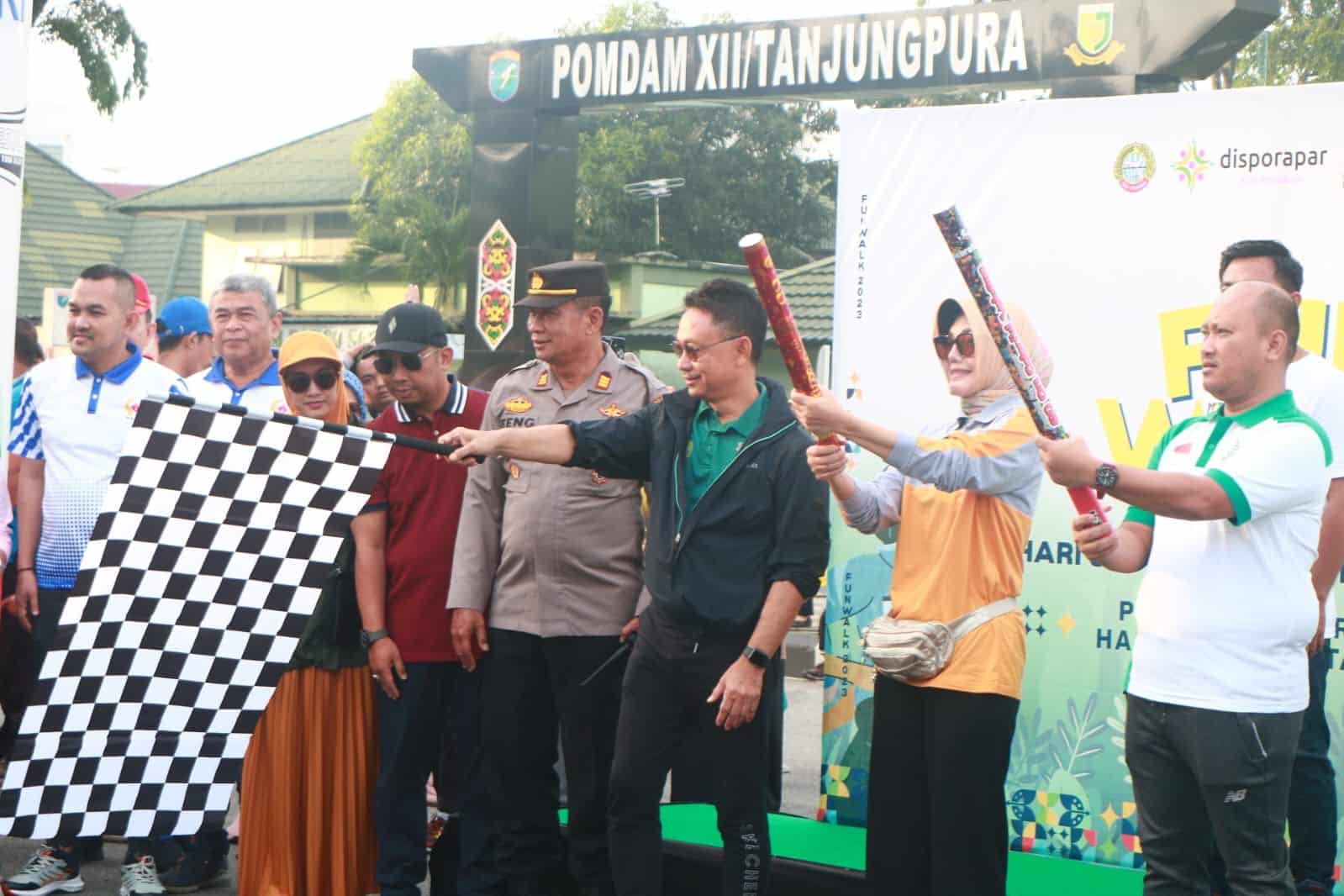 Wali Kota Pontianak, Edi Rusdi Kamtono melepas peserta jalan sehat Fun Walk dalam rangka Hari Jadi ke-252 Pontianak. (Foto: Kominfo/Prokopim Pontianak)