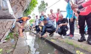 Wali Kota Pontianak, Edi Rusdi Kamtono berbaur bersama warga Gang Margodadirejo memancing ikan di parit. (Foto: Prokopim Pontianak)