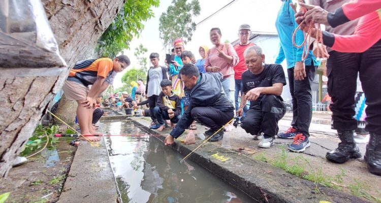 Wali Kota Pontianak, Edi Rusdi Kamtono berbaur bersama warga Gang Margodadirejo memancing ikan di parit. (Foto: Prokopim Pontianak)
