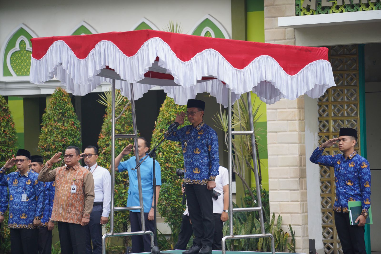Wali Kota Pontianak, Edi Rusdi Kamtono selaku Inspektur Upacara peringatan Hari Sumpah Pemuda ke-95. (Foto: Kominfo/Prokopim Pontianak)