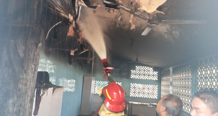 Plafon ruang kelas Ponpes Khulafaur Rasyidin yang terbakar. (Foto: Humas Polres Kubu Raya)