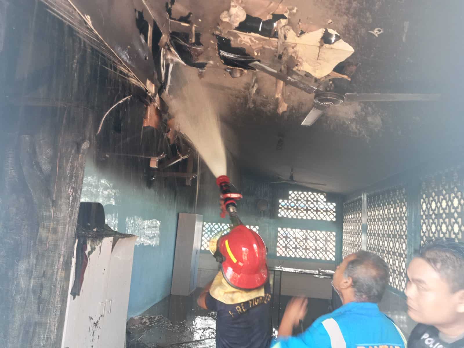 Plafon ruang kelas Ponpes Khulafaur Rasyidin yang terbakar. (Foto: Humas Polres Kubu Raya)