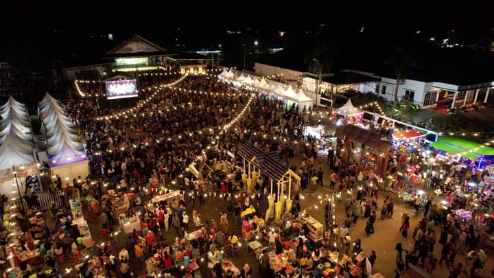 Bazar UMKM di kawasan Balai Sungai Kedang pusat kegiatan hiburan rakyat pada event Napak Tilas Ketapang 2023. (Foto: Adi LC)