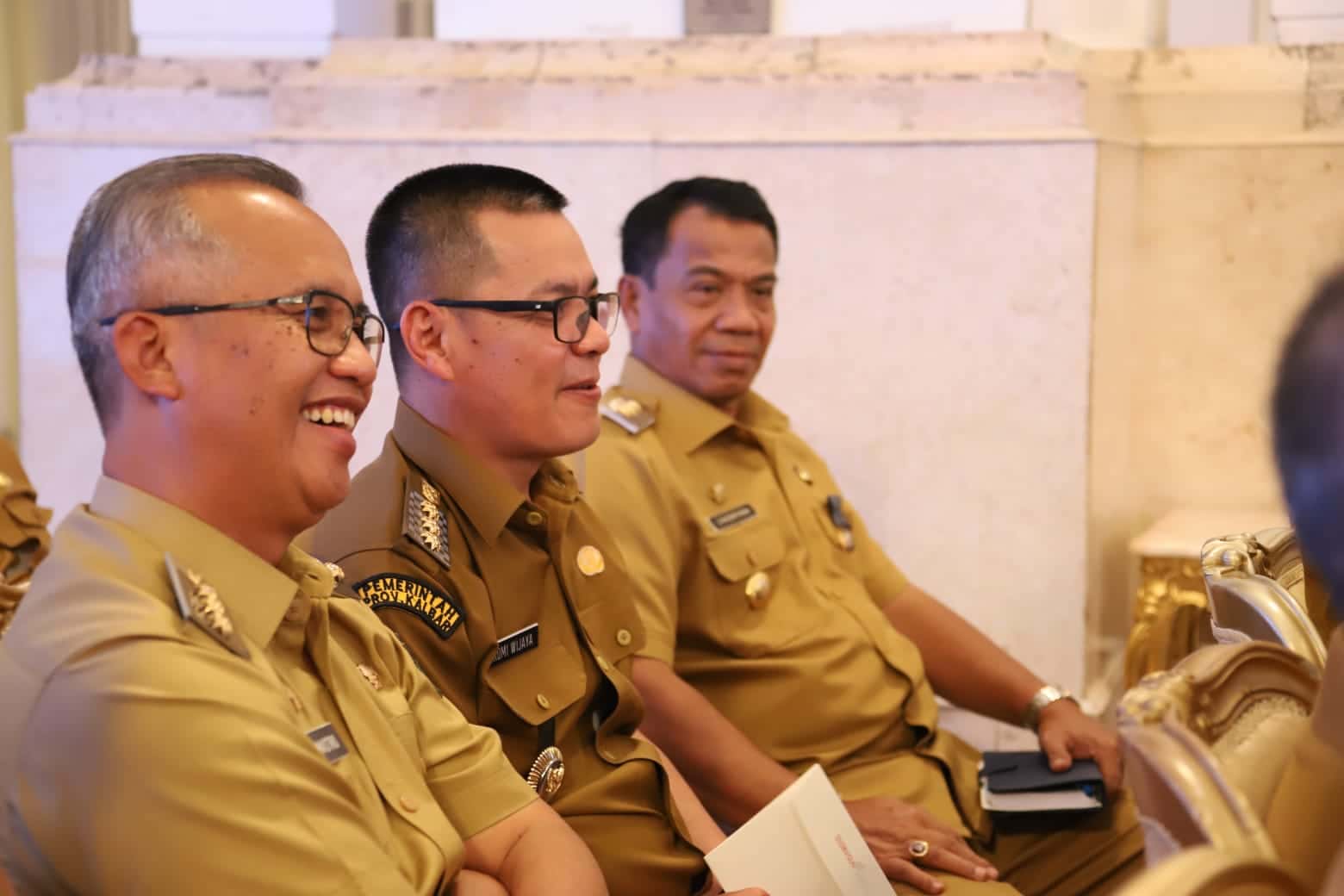 Pj Bupati Kayong Utara, Romi Wijaya (tengah) menghadiri dan mendengarkan arahan Presiden Republik Indonesia (RI), Joko Widodo di Istana Negara, Senin (30/10/2023). (Foto: Dok. Prokopim/Santo)