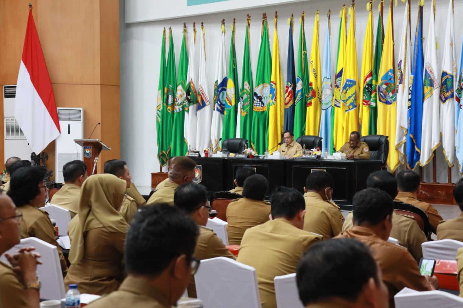 Pj Bupati Kayong Utara, Romi Wijaya (tengah) menghadiri dan mendengarkan arahan Presiden Republik Indonesia (RI), Joko Widodo di Istana Negara, Senin (30/10/2023). (Foto: Dok. Prokopim/Santo)