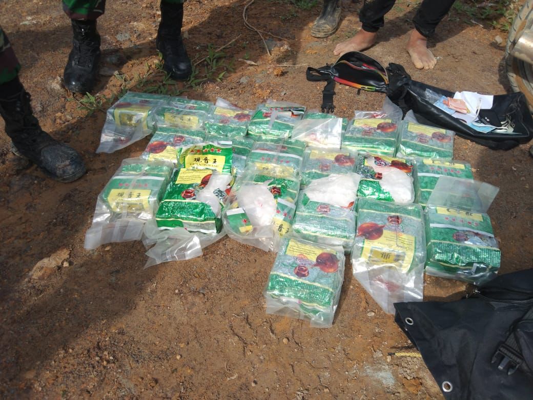 Barang bukti penyelundupan sabu seberat 20 kilogram, di wilayah perbatasan Desa Sei Mawang, Kecamatan Puring Kencana, Kabupaten Kapuas Hulu, Kalbar. (Foto: Pendam XII/Tpr)