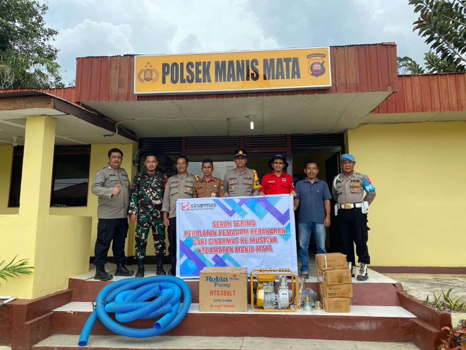 Sinar Mas Agribusiness and Food menyerahkan dukungan sarana pemadaman kebakaran di 6 kecamatan yang tersebar di Ketapang dan Kapuas Hulu. (Foto: Sinar Mas)
