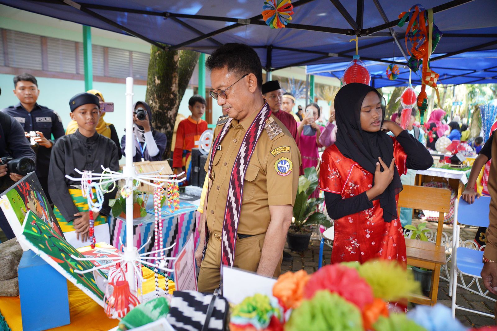 Wali Kota Pontianak, Edi Rusdi Kamtono melihat karya para siswa SMPN 3 Pontianak. (Foto: Kominfo/Prokopim Pontianak)