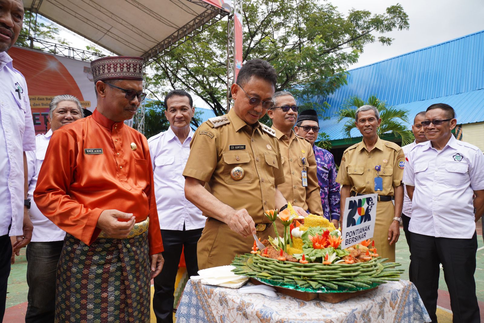 Wali Kota Pontianak, Edi Rusdi Kamtono memotong nasi tumpeng pada Puncak Sepekan Seni dan Bahasa di SMPN 3 Pontianak. (Foto: Kominfo/Prokopim Pontianak)