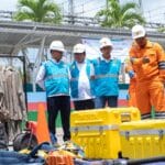General Manager PLN UIP3B Kalimantan, Abdul Salam Nganro melakukan inspeksi langsung kesiapan peralatan kerja dan personel siaga. (Foto: PLN)