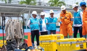 General Manager PLN UIP3B Kalimantan, Abdul Salam Nganro melakukan inspeksi langsung kesiapan peralatan kerja dan personel siaga. (Foto: PLN)