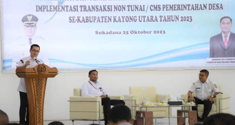 Pj Bupati Kayong Utara, Romi Wijaya memberikan arahan dalam acara Implementasi CMS Pemerintah Desa se-Kabupaten Kayong Utara Tahun 2023, di Aula Istana Rakyat, Sukadana, Rabu (25/10/2023). (Foto: Dok Prokopim/Santo)
