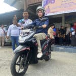 Kepala Dinas Pendidikan dan Kebudayaan Provinsi Kalbar Rita Hastarita menjajal motor listrik buatan guru dan siswa SMKN 1 Sintang