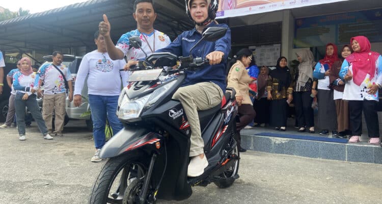 Kepala Dinas Pendidikan dan Kebudayaan Provinsi Kalbar Rita Hastarita menjajal motor listrik buatan guru dan siswa SMKN 1 Sintang