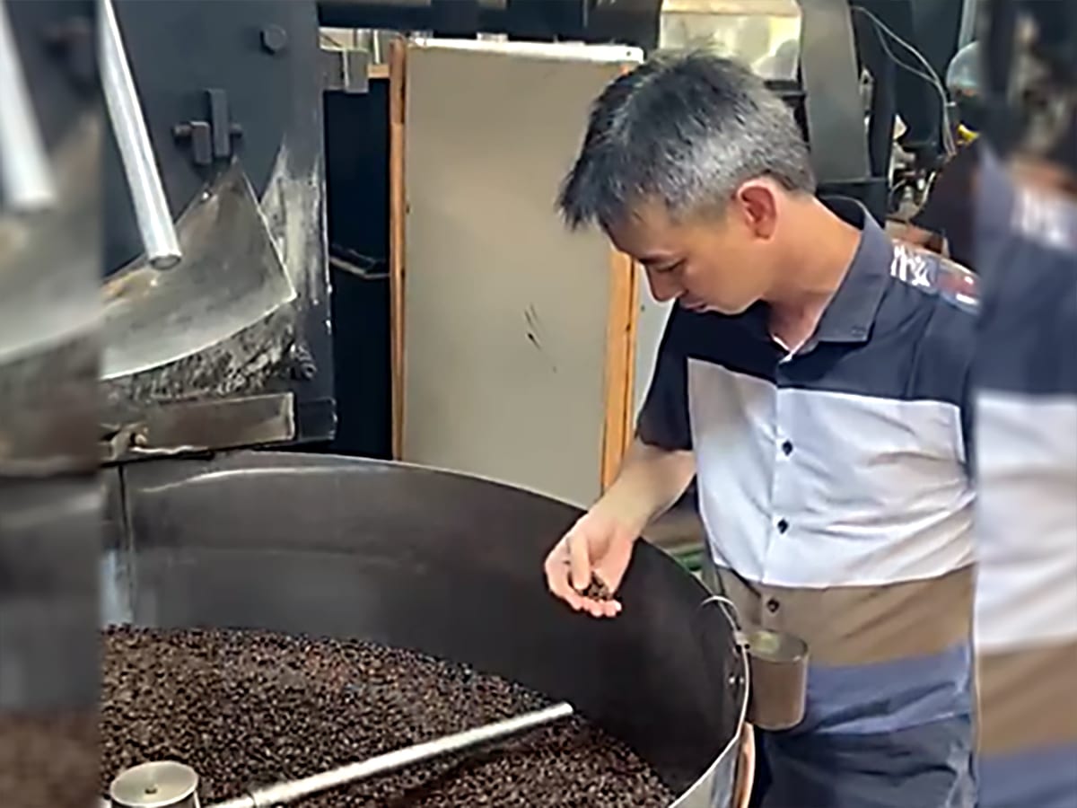 Liming Wong, owner Aming Coffee memastikan kualitas biji kopi yang telah disangrai di pabrik penyangraian miliknya