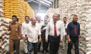 Pj Gubernur Kalbar Harisson didampingi beberapa Kepala OPD dan Direktur CV Agro Abadi meninjau gudang beras milik swasta