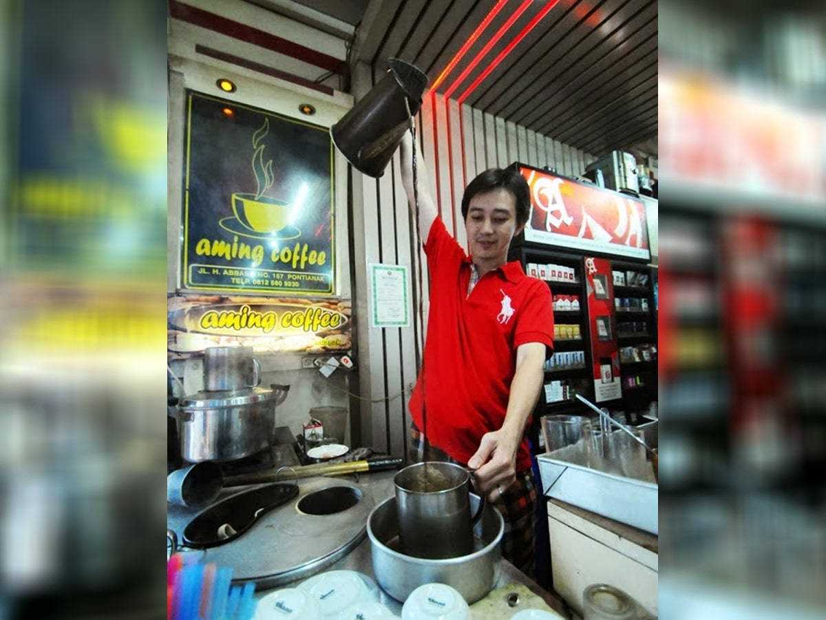 Potret Limin Wong, owner Aming Coffee sedang meracik kopi saat masih merangkap sebagai barista