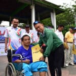 Wali Kota Pontianak Edi Rusdi Kamtono menyerahkan piagan penghargaan kepada para atlet dan pelatih senior