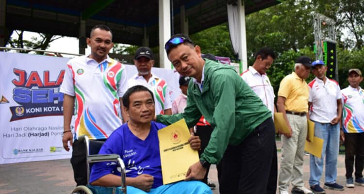 Wali Kota Pontianak Edi Rusdi Kamtono menyerahkan piagan penghargaan kepada para atlet dan pelatih senior