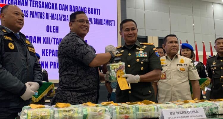Pangdam XII/Tanjungpura, Mayjen TNI Iwan Setiawan, Kepala BNN Kalimantan Barat, Brigjen Pol Sumirat Dwiyanto memegang barang bukti sabu. (Foto: Indri)