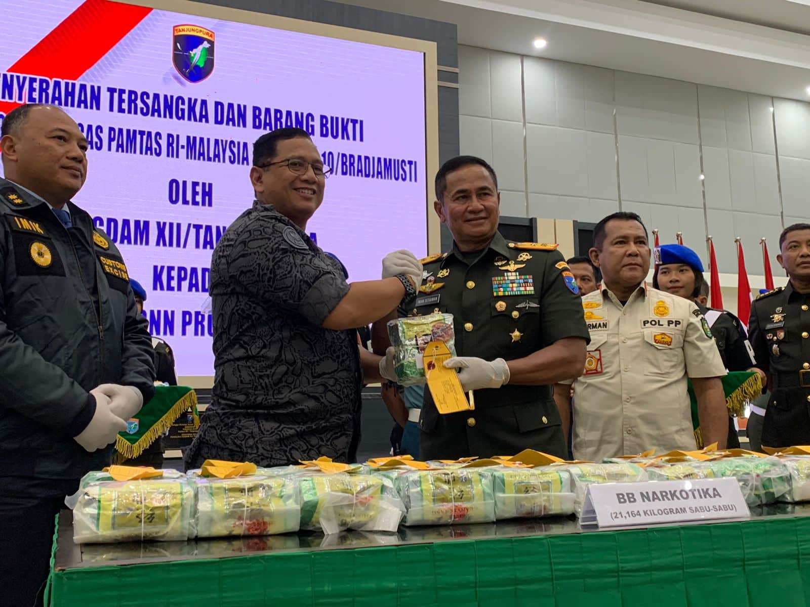 Pangdam XII/Tanjungpura, Mayjen TNI Iwan Setiawan, Kepala BNN Kalimantan Barat, Brigjen Pol Sumirat Dwiyanto memegang barang bukti sabu. (Foto: Indri)