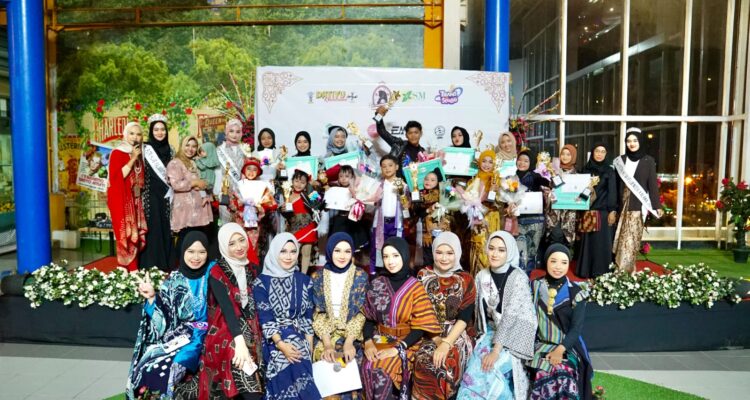 Foto bersama para peserta Lomba Fashion Show Casual Batik untuk Anak-anak dan Remaja Pontianak dan sekitarnya di Trans Studio Mini Kubu Raya, Minggu (29/10/2023). (Foto: Dok. Istimewa)