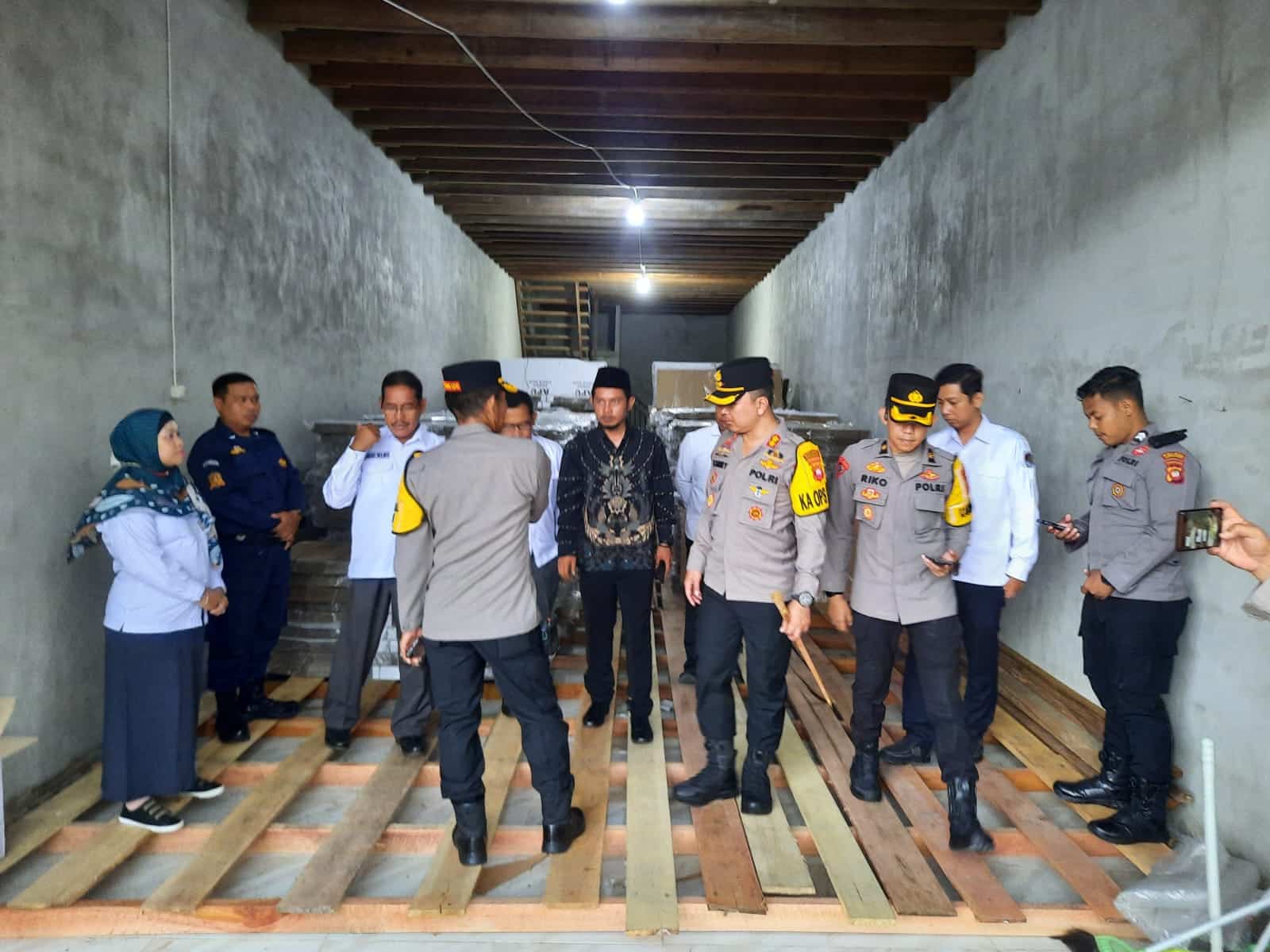 Ketua KPU Ketapang bersama Kapolres saat meninjau logistik Pemilu di gudang KPU di jalan Brigjen Katamso Sukaharja. (Foto: Adi LC)