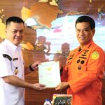 Pj Bupati Kayong Utara, Romi Wijaya menyerahkan sertifikat tanah untuk pembangunan Unit Siaga SAR kepada Basarnas, di Gedung Badan Nasional Pencarian dan Pertolongan, Jakarta, Rabu (01/11/2023). (Foto: Prokopim/Santo)