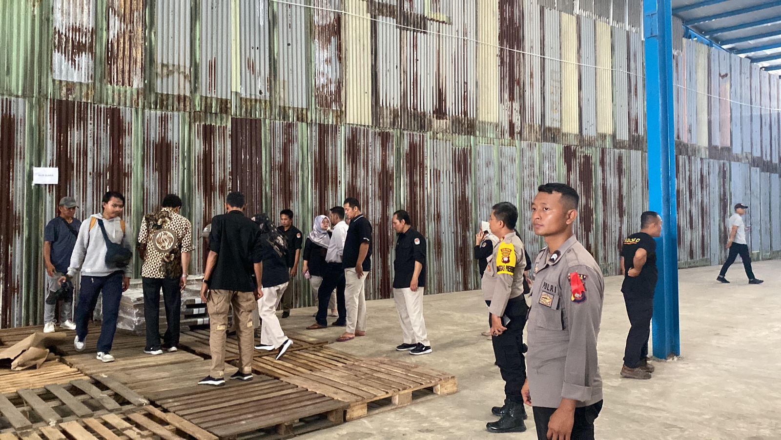 Personel Polres Kubu Raya melakuan pengawalan secara ketat terhadap logistik pemilu Kabupaten Kubu Raya. (Foto: Polres Kubu)