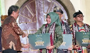 Penyerahan sertifikat WBTb oleh Direktur Kebudayaan, Hilmar Farid didampingi Direktur Perlindungan Kebudayaan Bapak Judi Wahjudin. (Foto: Jauhari)