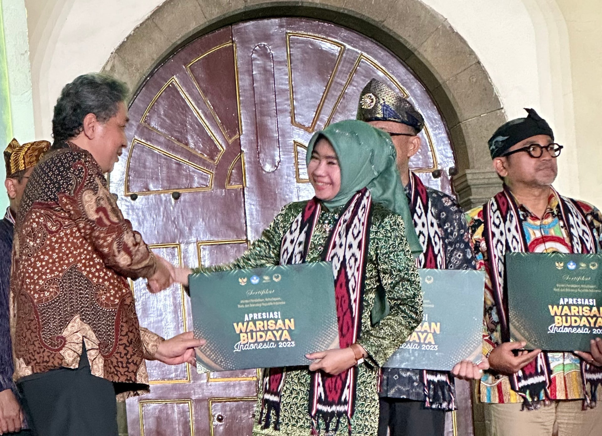 Penyerahan sertifikat WBTb oleh Direktur Kebudayaan, Hilmar Farid didampingi Direktur Perlindungan Kebudayaan Bapak Judi Wahjudin. (Foto: Jauhari)