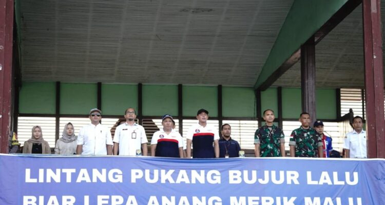 Wakil Bupati Kapuas Hulu, Wahyudi Hidayat menutup Turnamen Kapuas Hulu Hebat di GOR Uncak Kapuas, Kamis (02/11/2023). (Foto: Ishaq)
