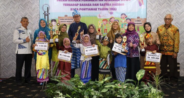 Para pemenang lomba berceloteh bahasa Melayu dan lomba tundang. (Foto: Kominfo Pontianak)