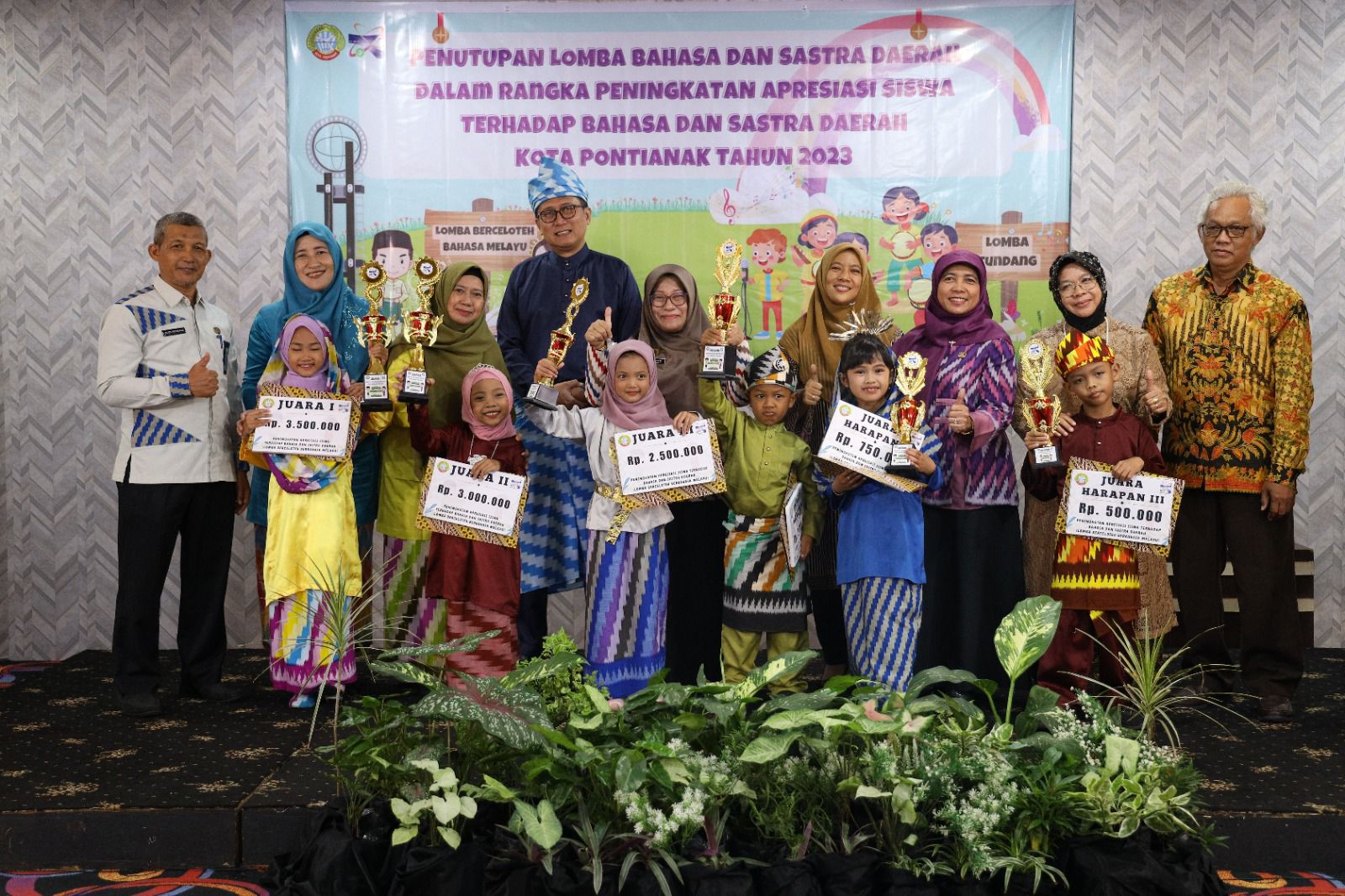 Para pemenang lomba berceloteh bahasa Melayu dan lomba tundang. (Foto: Kominfo Pontianak)