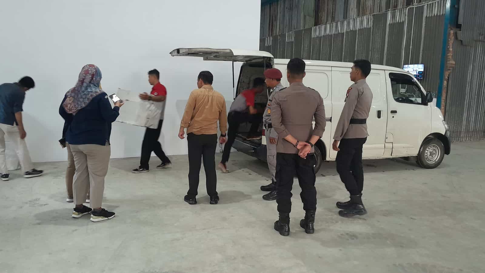 Pengamanan di Gudang logistik KPU Kubu Raya. (Foto: Polres Kubu Raya)