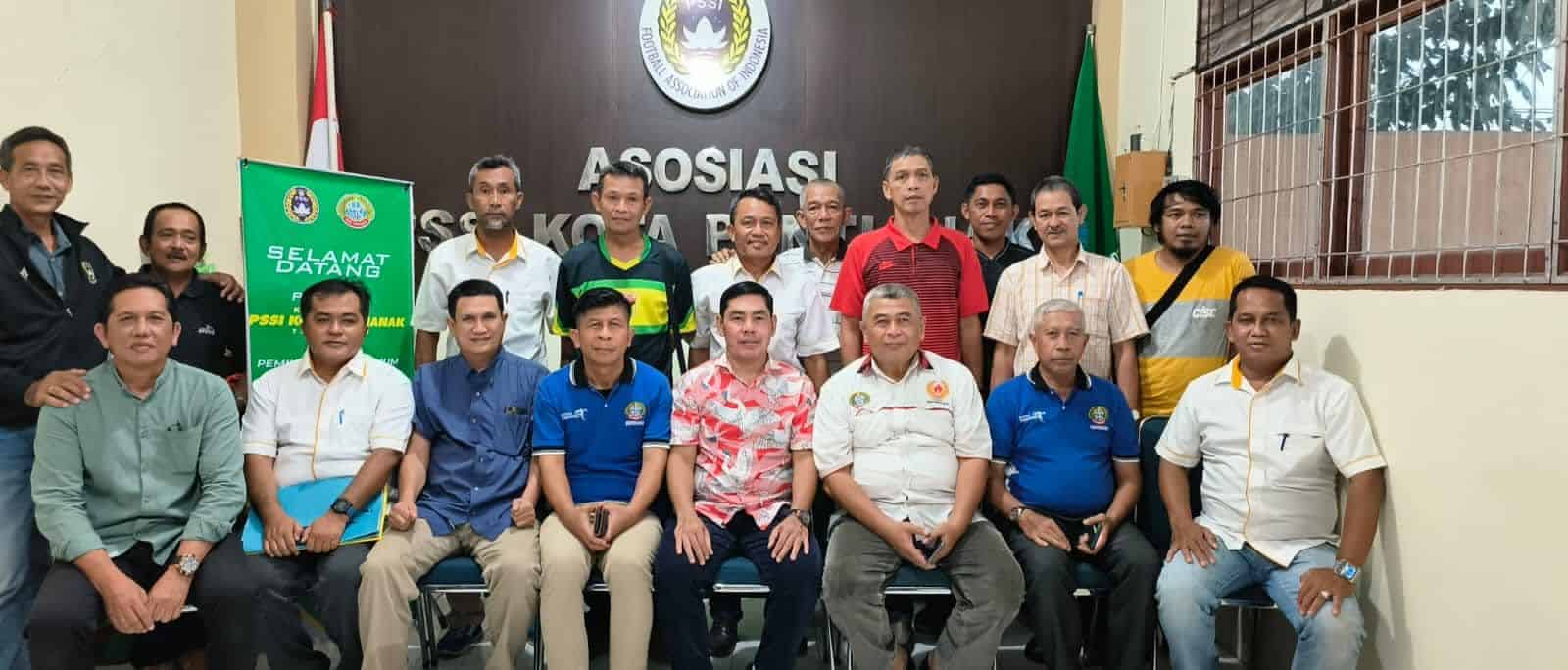 Foto bersama pengurus Askot PSSI Kota Pontianak. (Foto: Kominfo Pontianak)