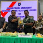 Pangdam XII/Tanjungpura, Mayjen TNI Iwan Setiawan dan Kepala BNN Kalimantan Barat, Brigjen Pol Sumirat Dwiyanto memegang barang bukti sabu. (Foto: Indri)