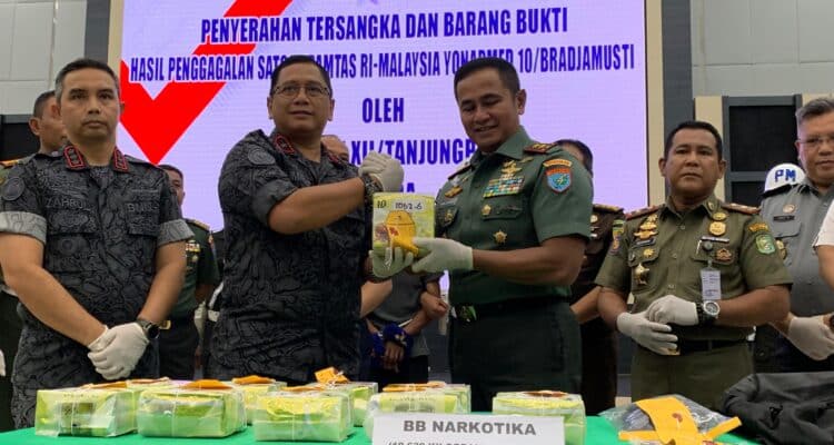 Pangdam XII/Tanjungpura, Mayjen TNI Iwan Setiawan dan Kepala BNN Kalimantan Barat, Brigjen Pol Sumirat Dwiyanto memegang barang bukti sabu. (Foto: Indri)